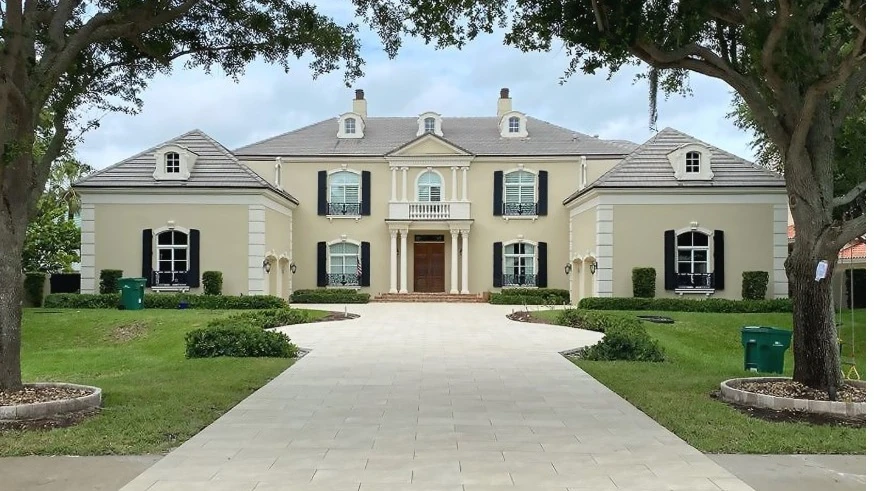 nowoczesny podjazd przed domem.webp